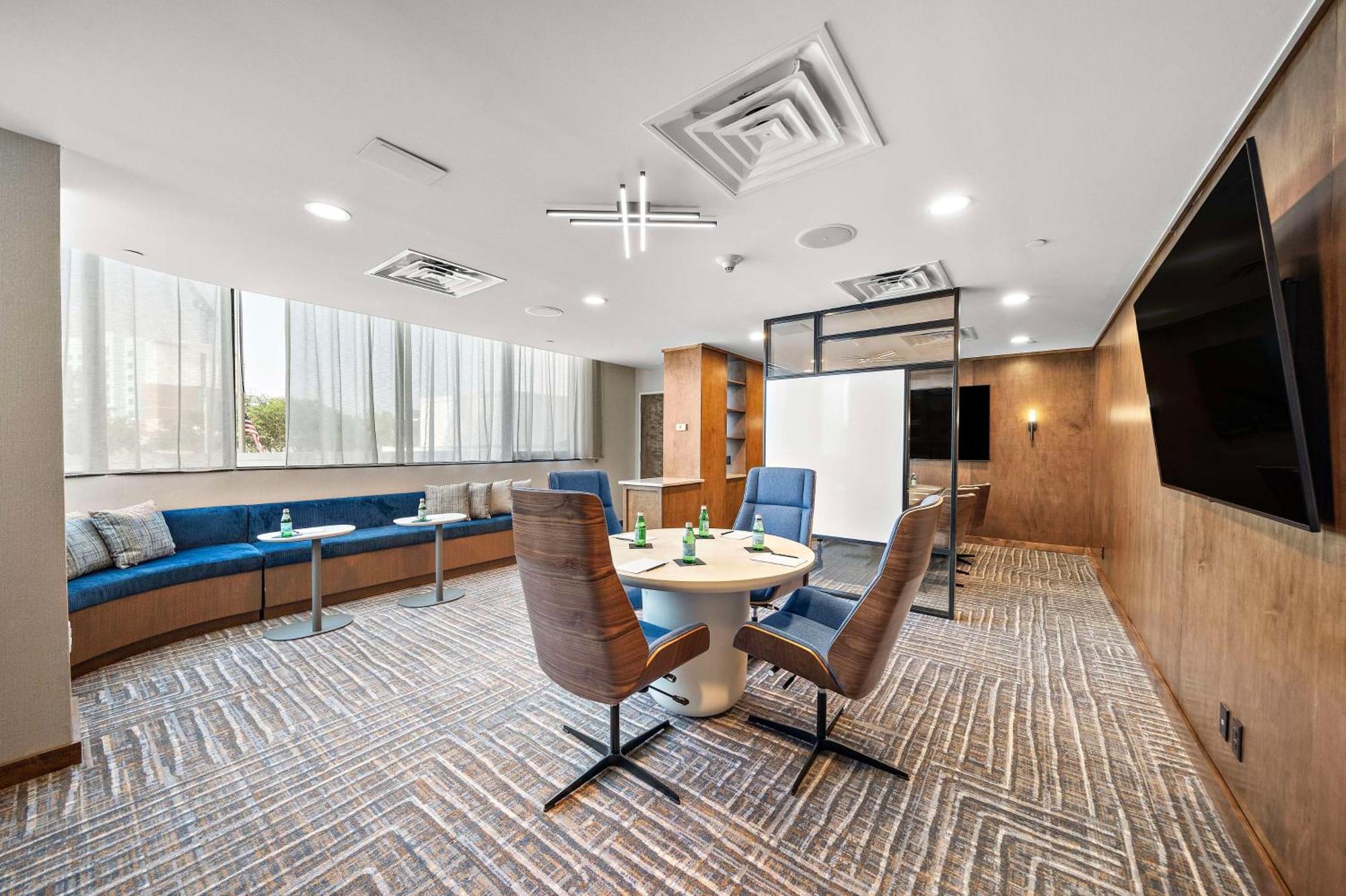 Hilton College Station & Conference Center Hotel Buitenkant foto